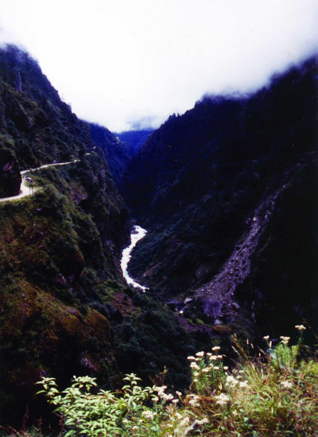 Tingri – descending the Lalung Leh from 5,050 metres to Zhangmu. Day 19